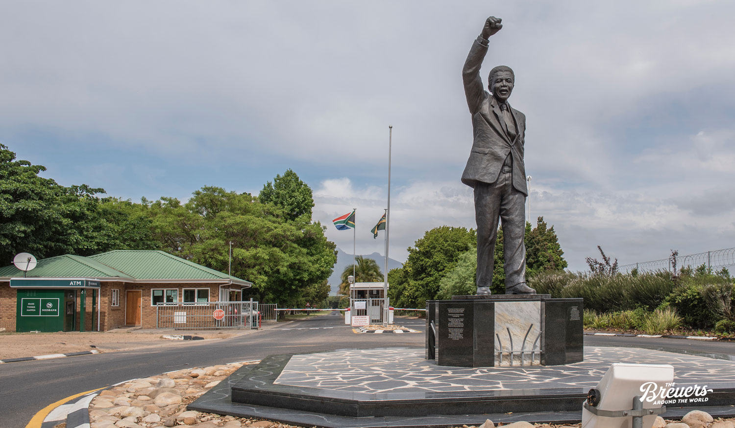 Groot Drakenstein Prison bei Paarl mit einer Statue von Nelson Mandela