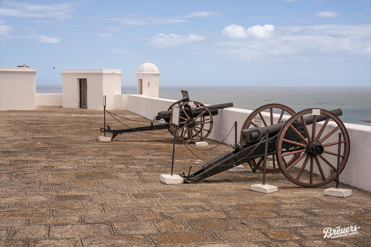 Kanonen im Fortaleza del Cerro in Montevideo