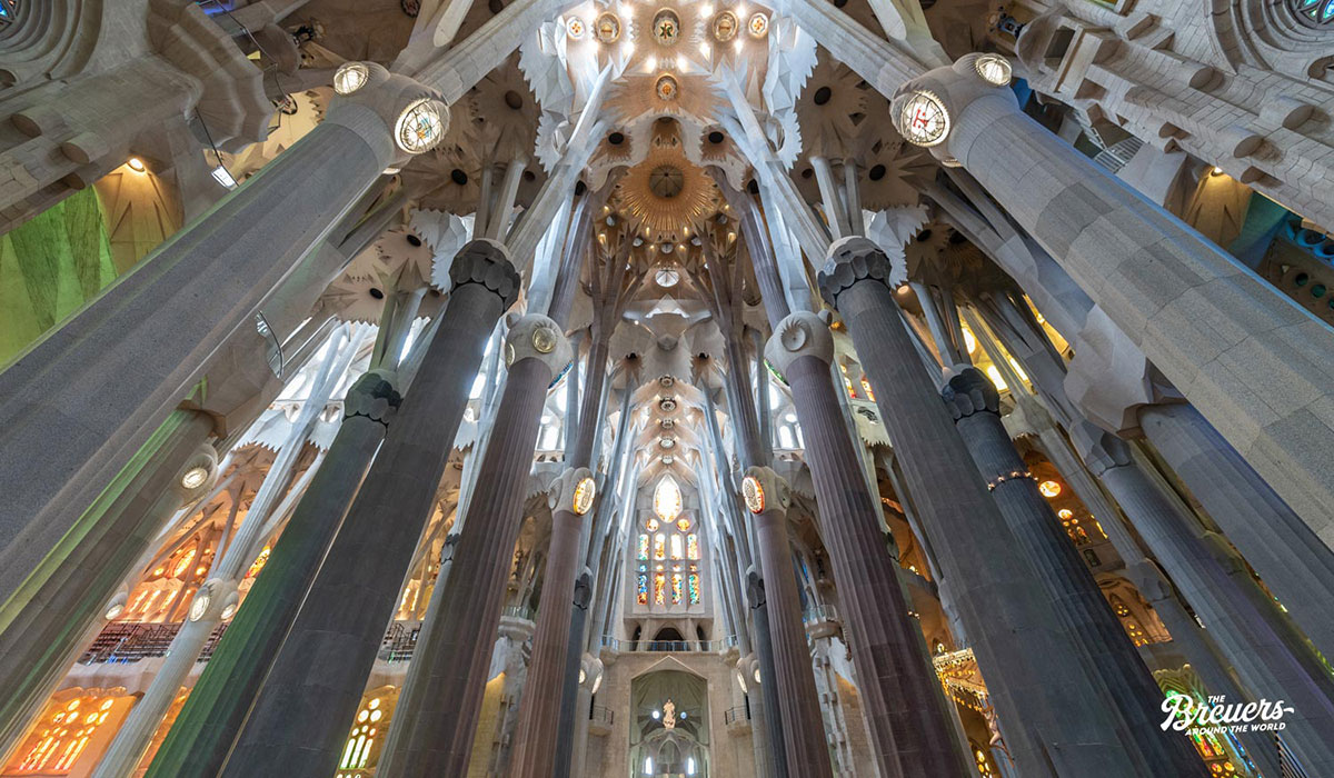 Im Innern der Sagrada Familia in Barcelona