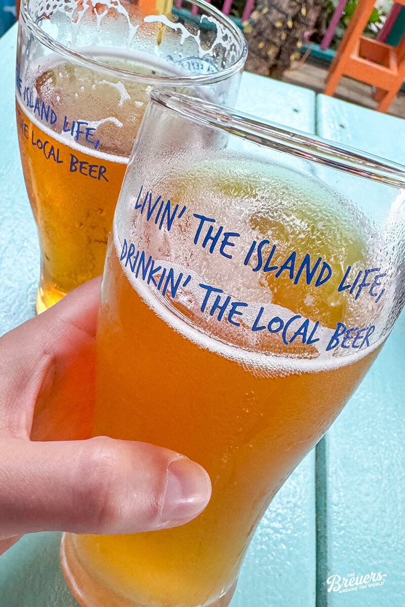 Craft Beer trinken in der Florida Keys Brewing Company auf Islamorada