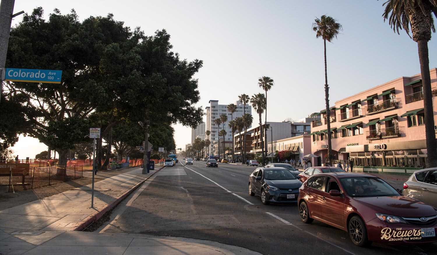 Ocean Avenue mit Palisades Park in Santa Monica